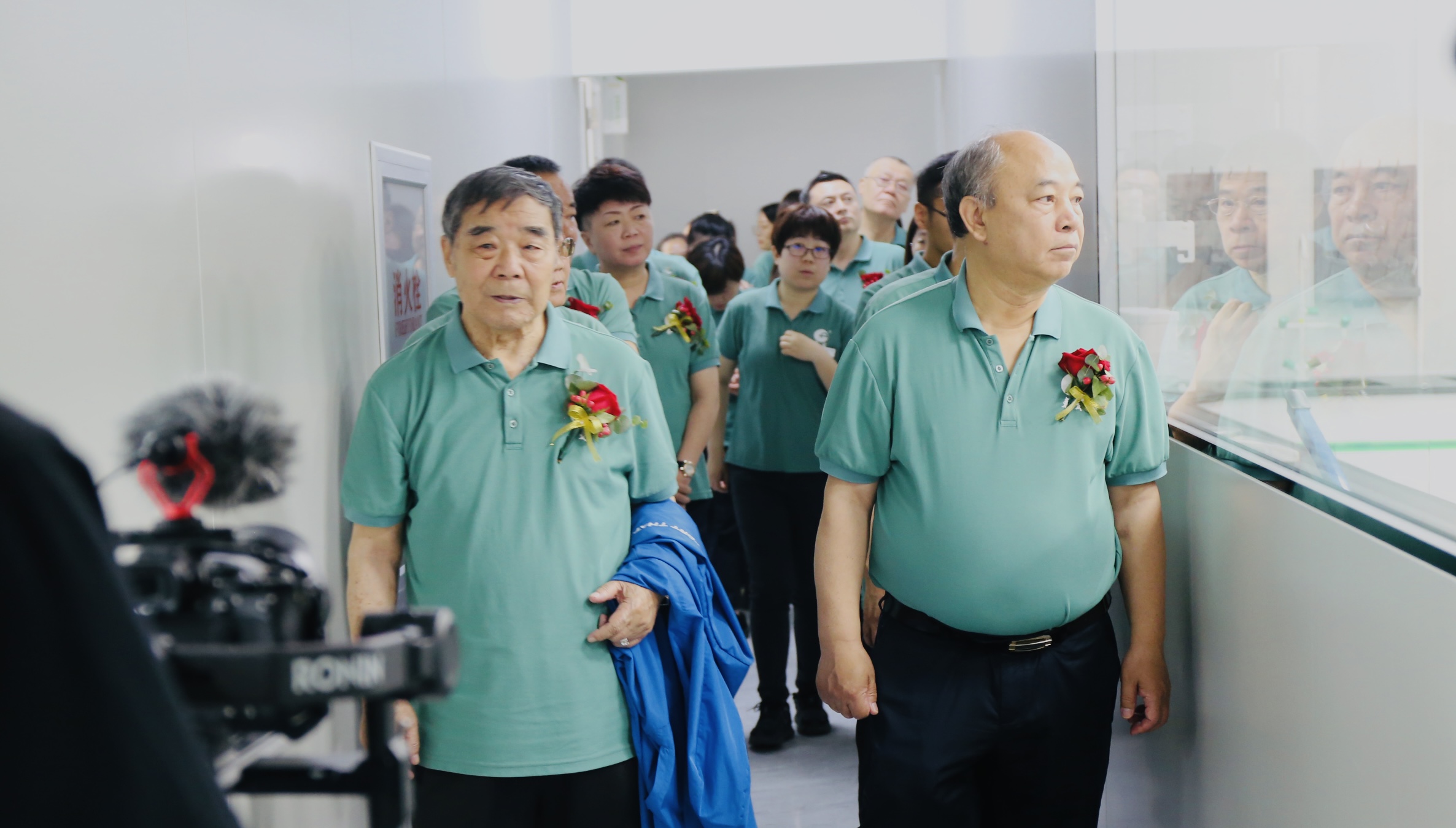 領(lǐng)導(dǎo)參觀實驗室-36e4fab6-85bf-45db-8b8d-03fc416676da.jpg
